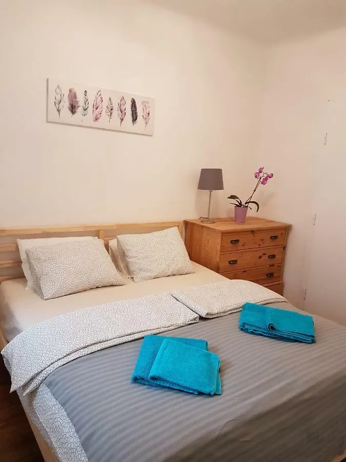 Excellent 2 Bed Apartment 12 Mins From Center Wien