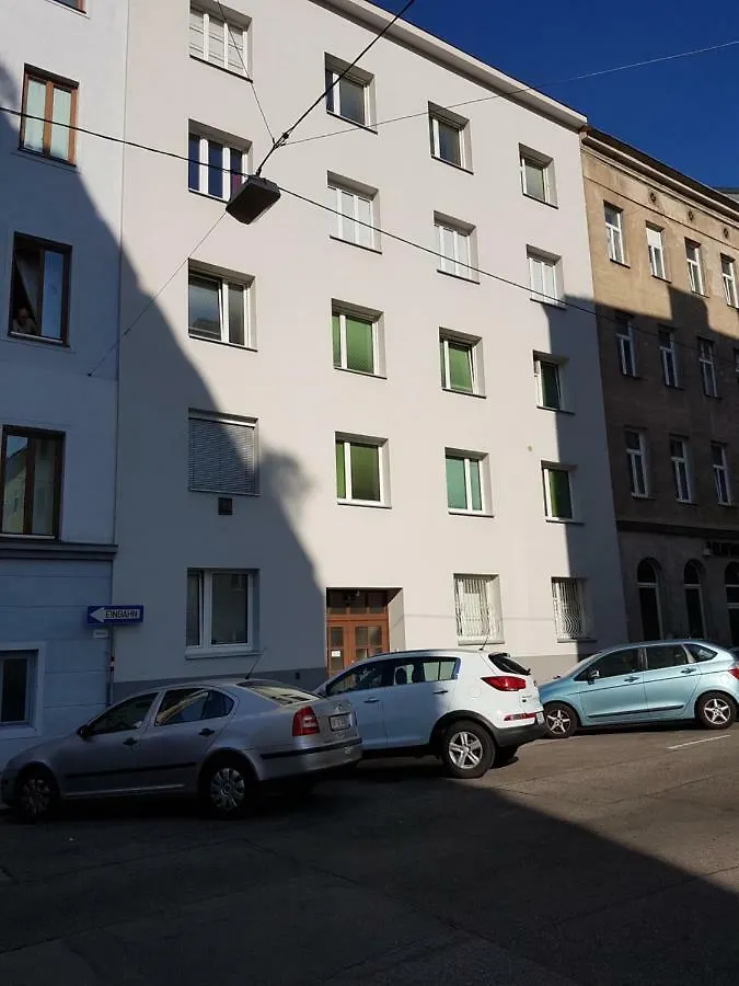 Excellent 2 Bed Apartment 12 Mins From Center Wien