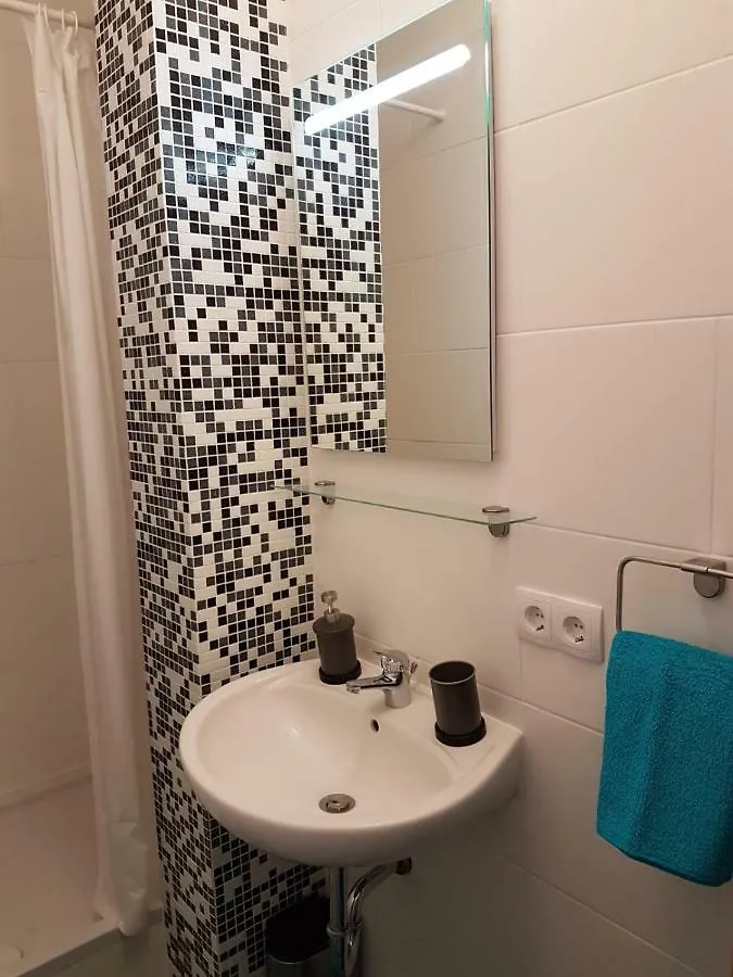 Excellent 2 Bed Apartment 12 Mins From Center Wien