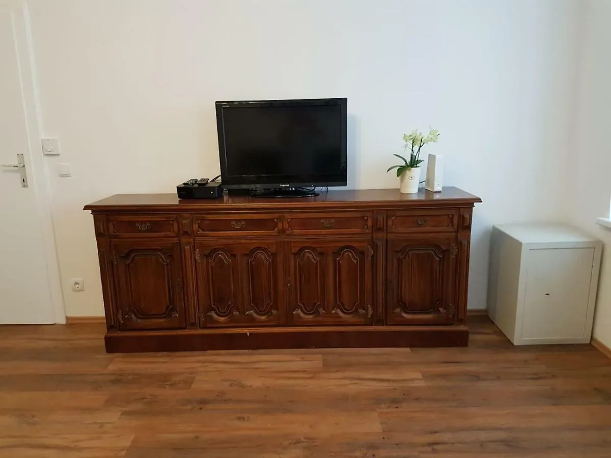Excellent 2 Bed Apartment 12 Mins From Center Wien